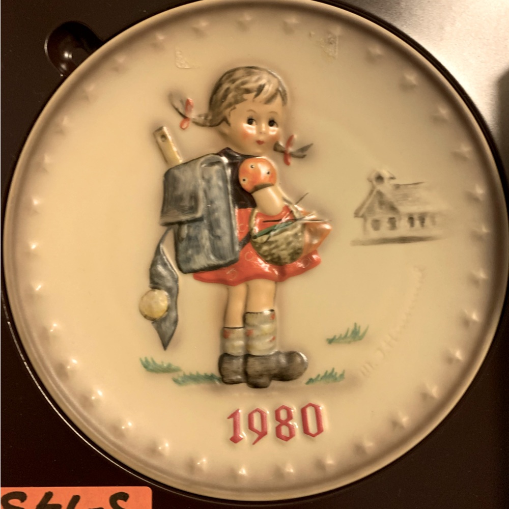 NIB Vintage Collectible MJ Hummel 1980 bas relief Plate School Girl Wall Decor